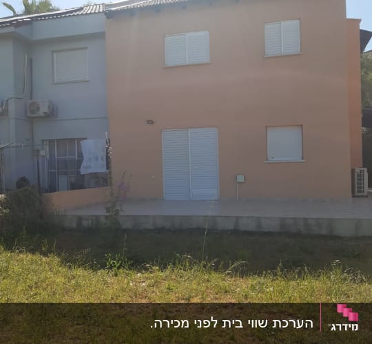 בית דו קומתי עם חלונות סגורים ודלתות תריסים